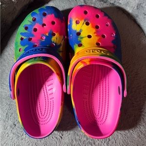 gently used crocs in tie dye